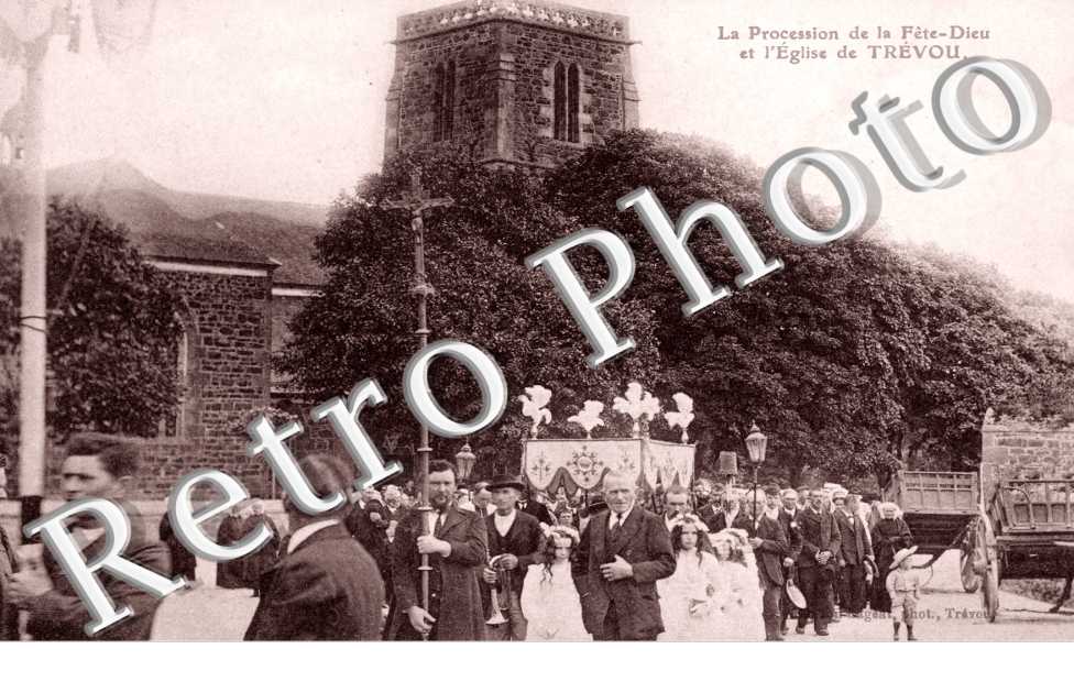 Procession de la Fete Dieu et l'Eglise