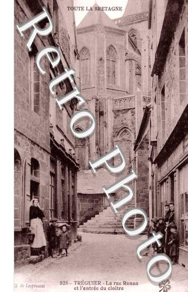 Rue Renan et l'entree du Cloitre