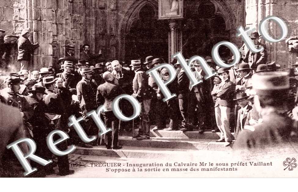 Inauguration du Calvaire Mr le Sous Prefet Vaillant s'oppose a la masse des manifestants