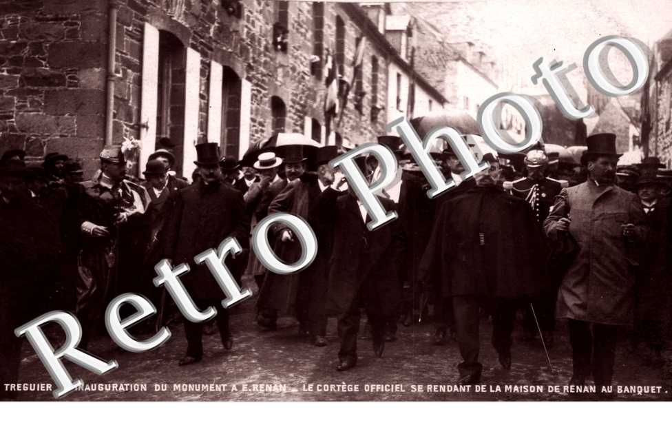 Inauguration du Monument a E.RENAN, le Cortege se rendant a la maison
