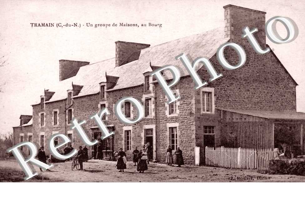 Un groupe de maisons