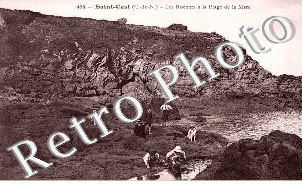 Les rochers à la page de la mare