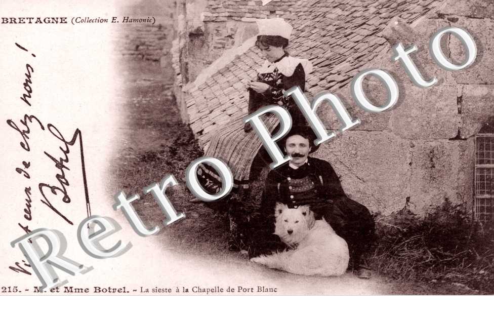 Mr et Mme Botrel , la sieste a la chapelle