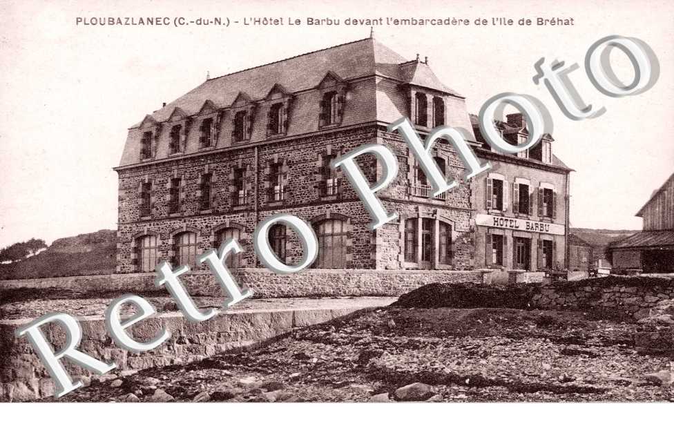 l'hotel Le Barbu devant l'embarcadere de l'ile de Brehat