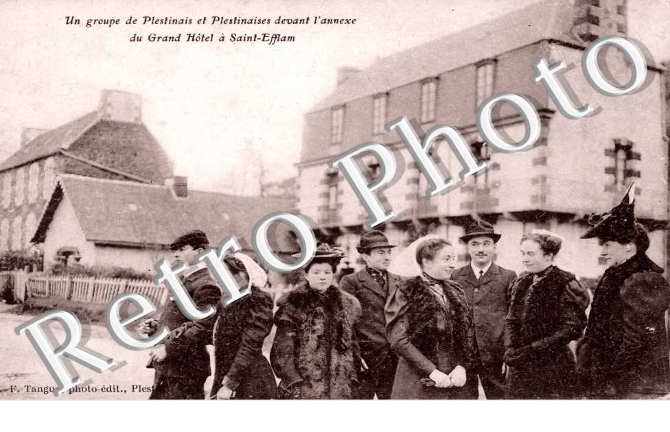 un groupe de Plestinais et Plestinaises devant l'annexe du Grand Hotel a Saint-Efflam