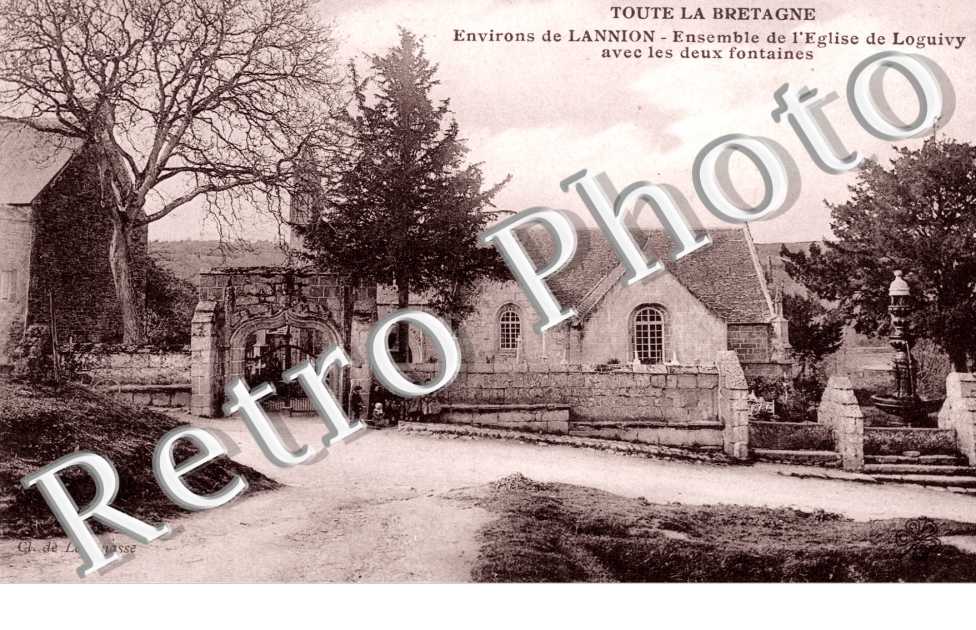 Ensemble de l'Eglise de Loguivy avec les deux fontaines