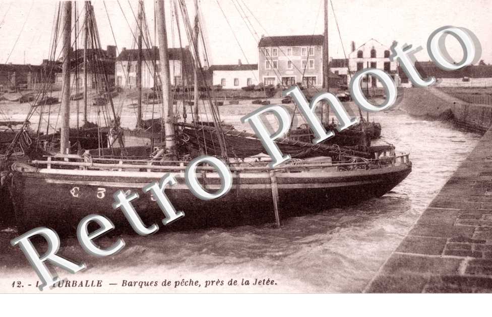 Barques de pêche près de la jetée