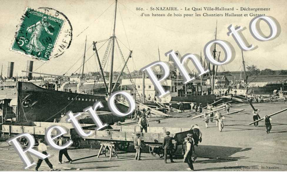 le quai ville halluard. Déchargement d'un bateau de bois pour les chantiers Hailaust et Gutzect