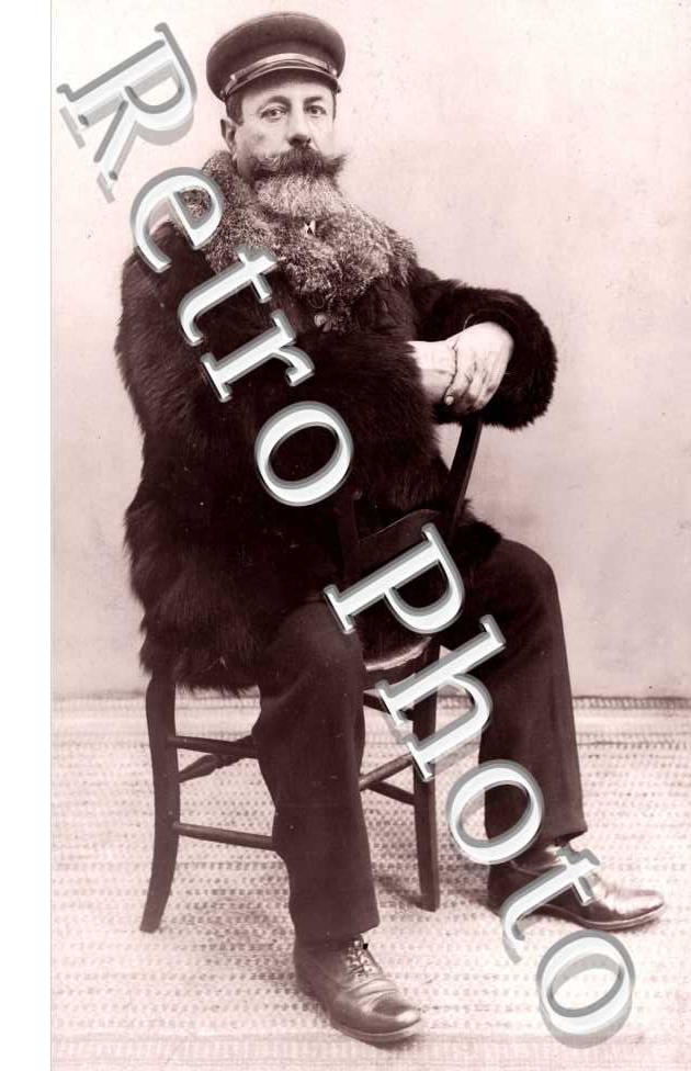 Un Homme assis sur une Chaise