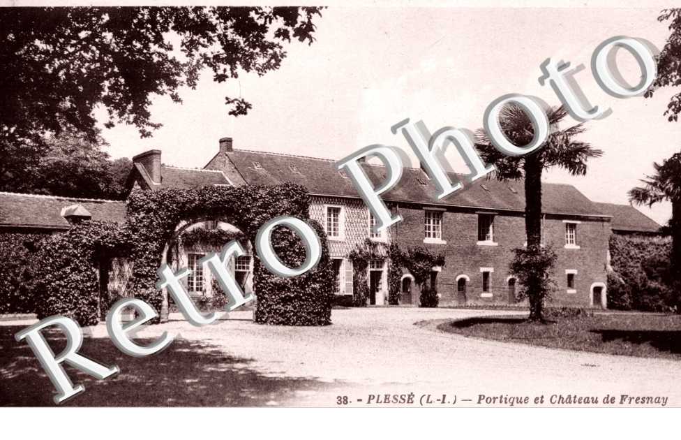 Portique et chateau de Fresnay