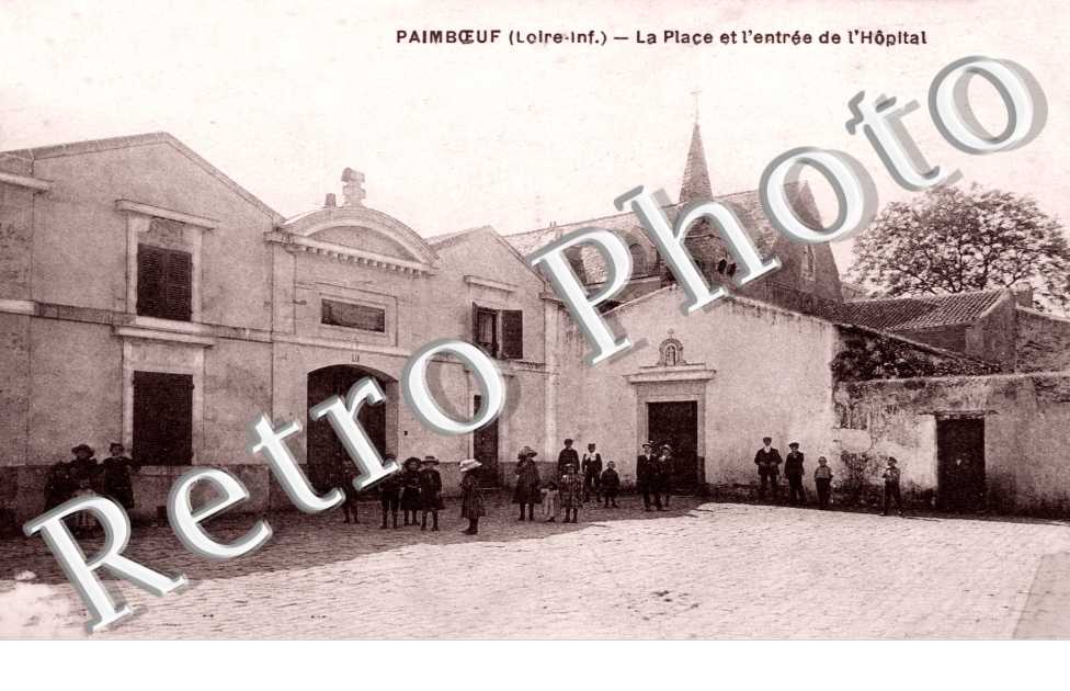 La Place et l'entree de l'Hopital