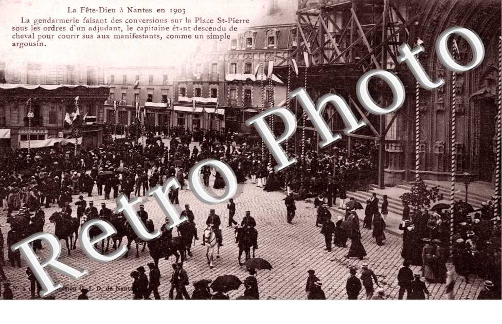 la Fete Dieu en 1903  La gendarmerie faisant des conversions sur la place Saint-Pierre