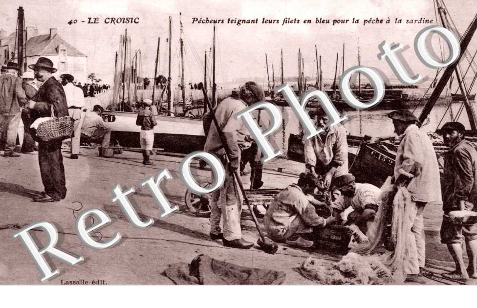 pecheurs teingant leurs filets en bleu pour la peche a la sardine