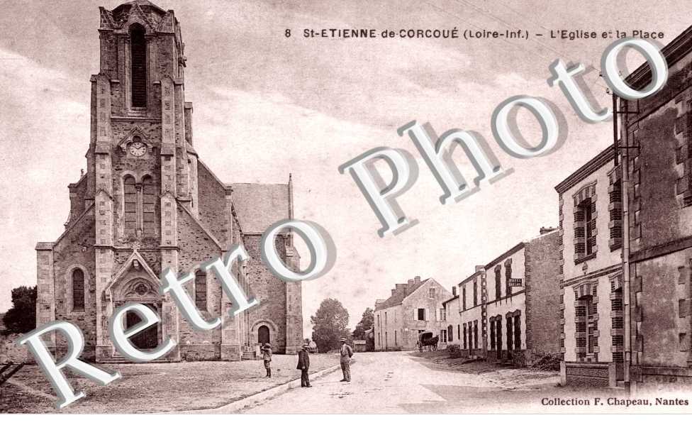 SAINT ETIENNE DE COURCOUE  l'eglise et la place