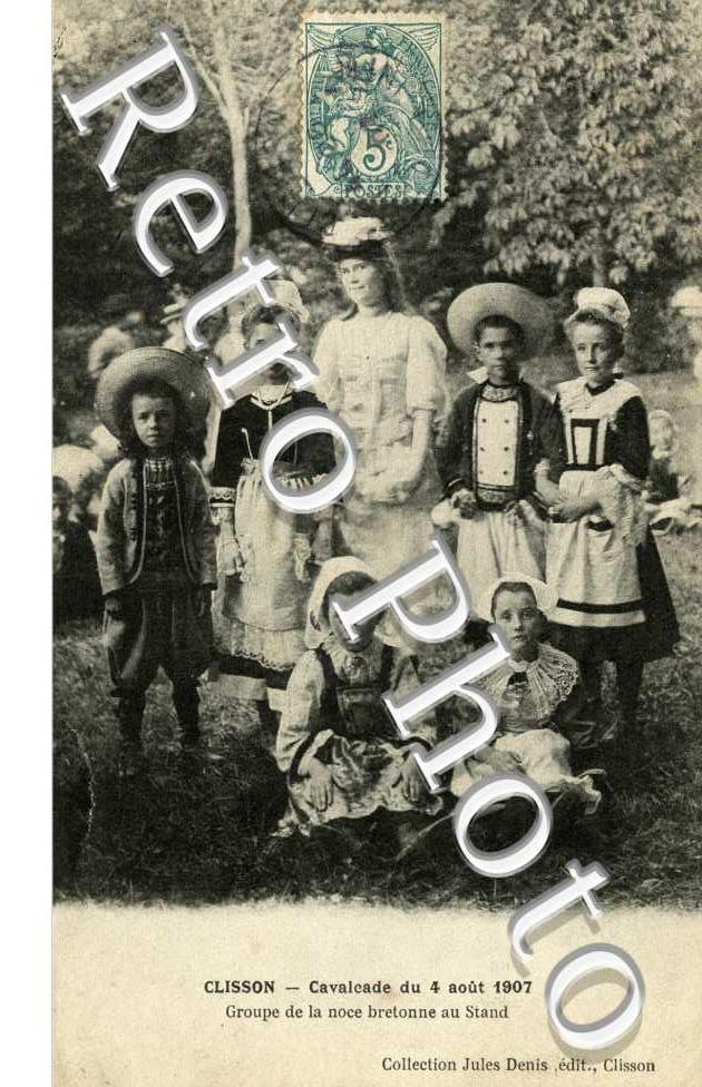 cavalcade du 4 aout 1907, groupe de la noce bretonne au stand
