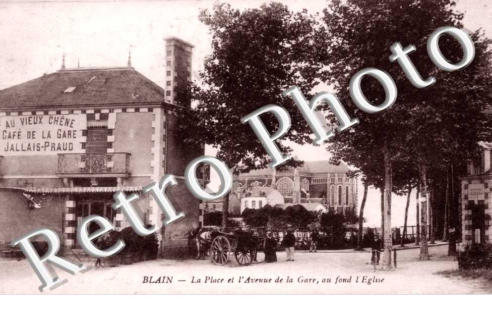 la place et l'avenue de la gare au fond de l'eglise