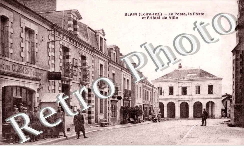 la poste , le poste et l'hotel de ville