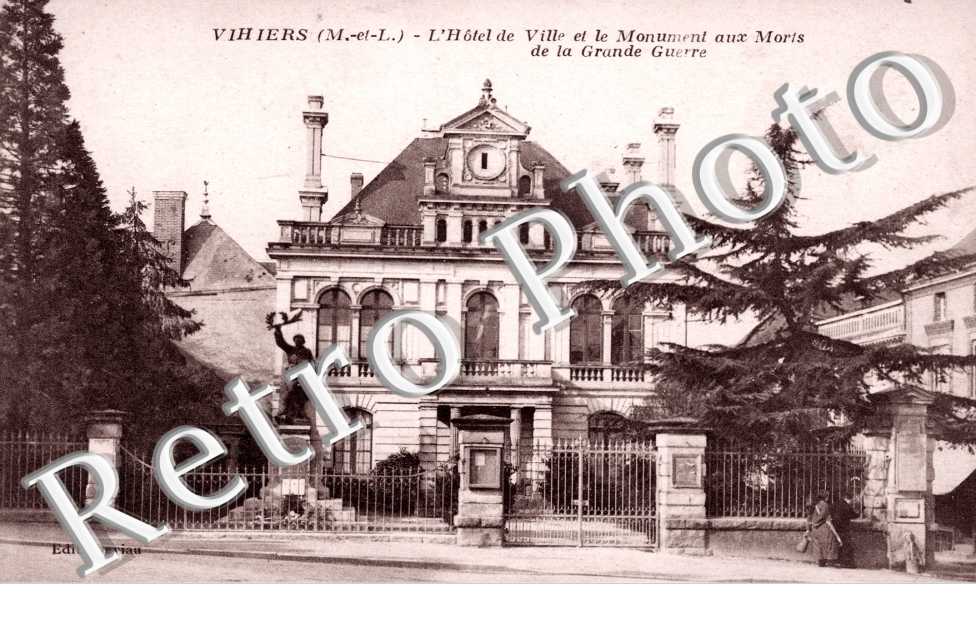 L'Hotel de Ville et le Monument aux Morts