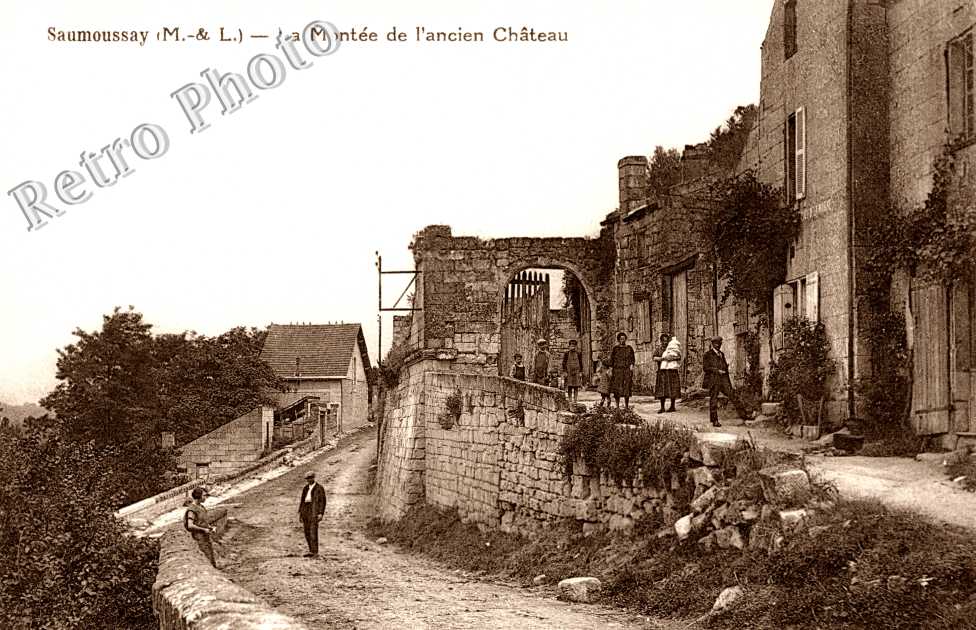 Saumoussay, la Montee de l'ancien Chateau