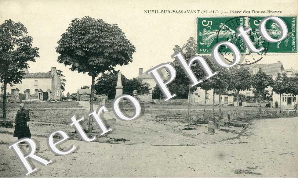 Nueil sur Passavant, Place des Douze Braves