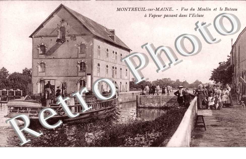 Vue du moulin et le bateau a vapeur passant l'ecluse