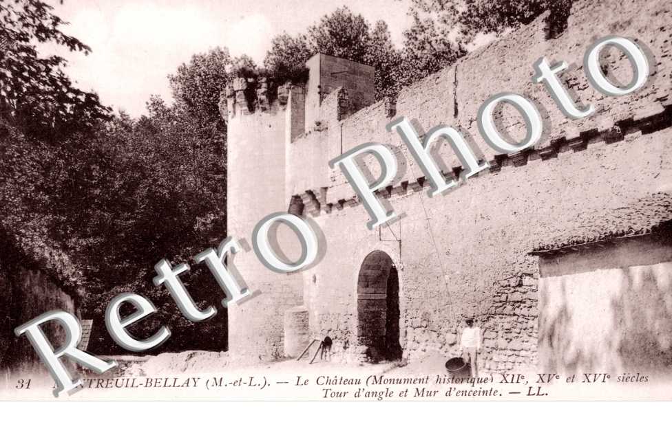 le château Tour d'angle et mur d'enceinte
