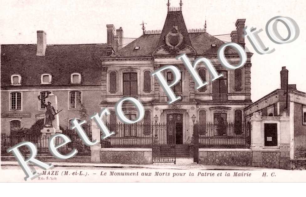 Le Monument aux Morts et la Mairie