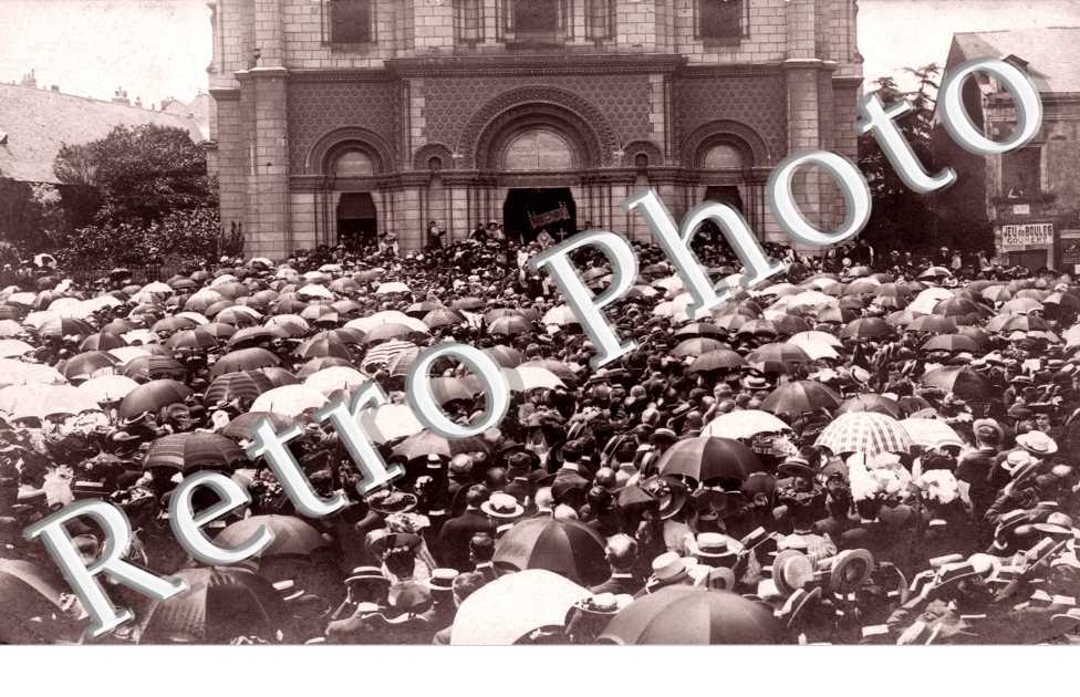 Eglise - Cette carte de 1905 represente un manifestation catholique devant l’Eglise Saint-Laud a l’epoque des confiscations des biens du clerge.