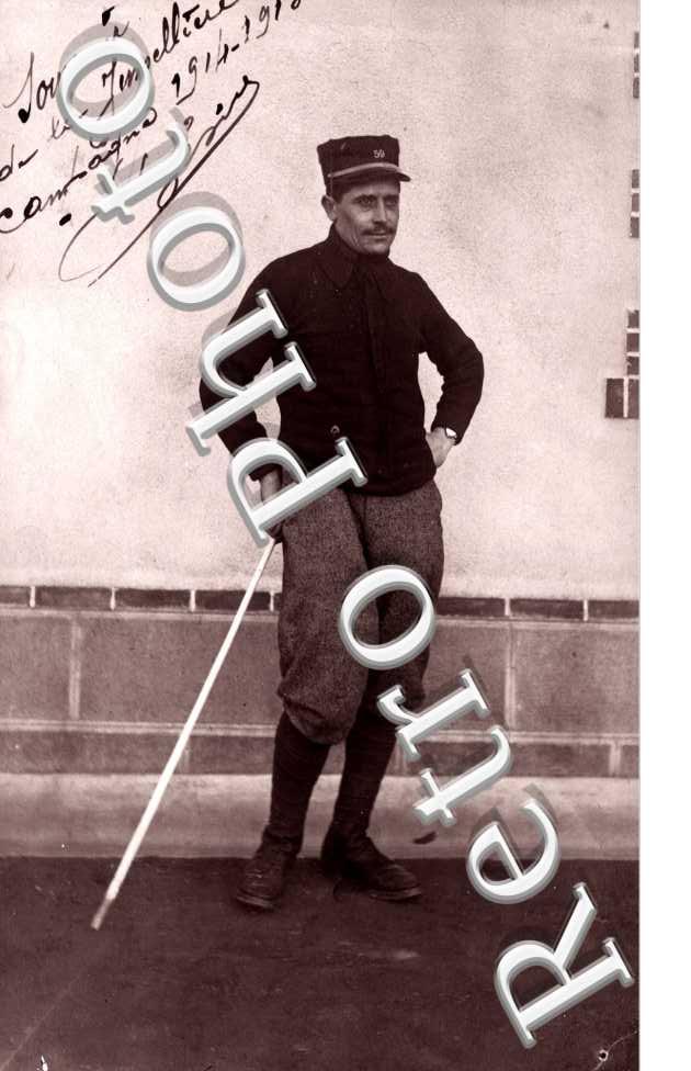 (un homme posant pour la photo)