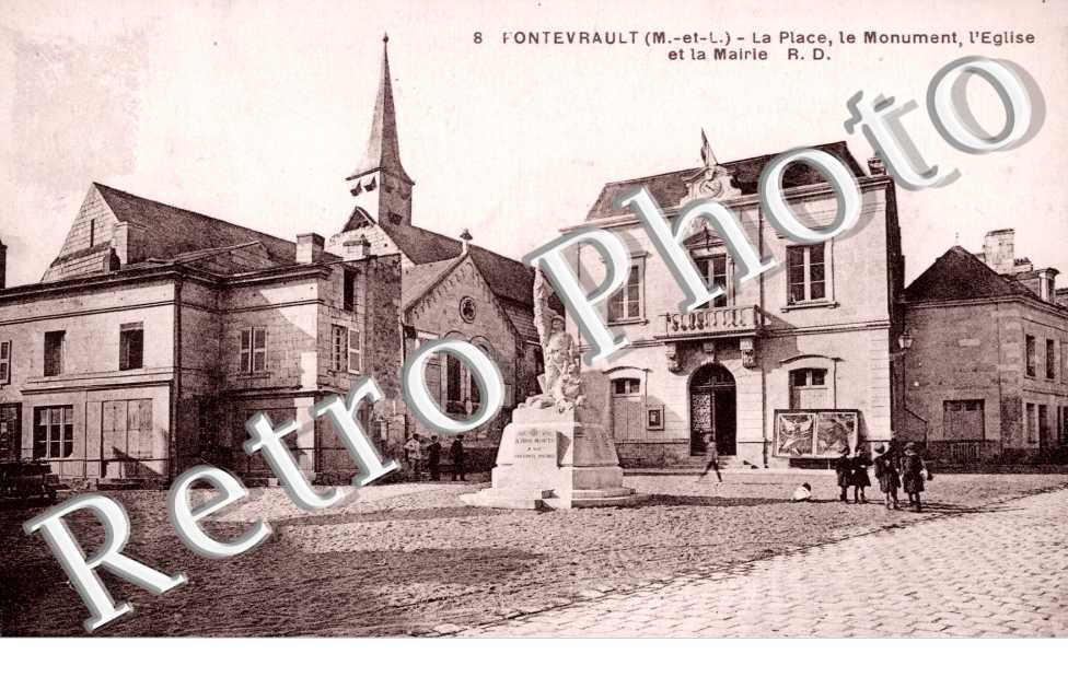 la place le monument l'eglise et la mairie