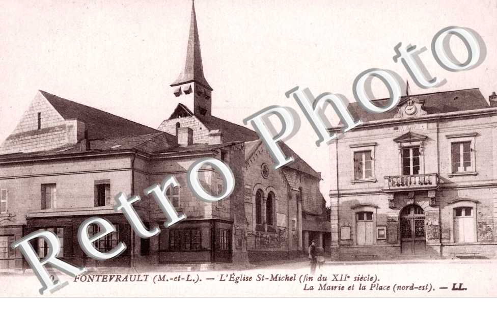 L'Eglise Saint Michel, la Mairie et la Place
