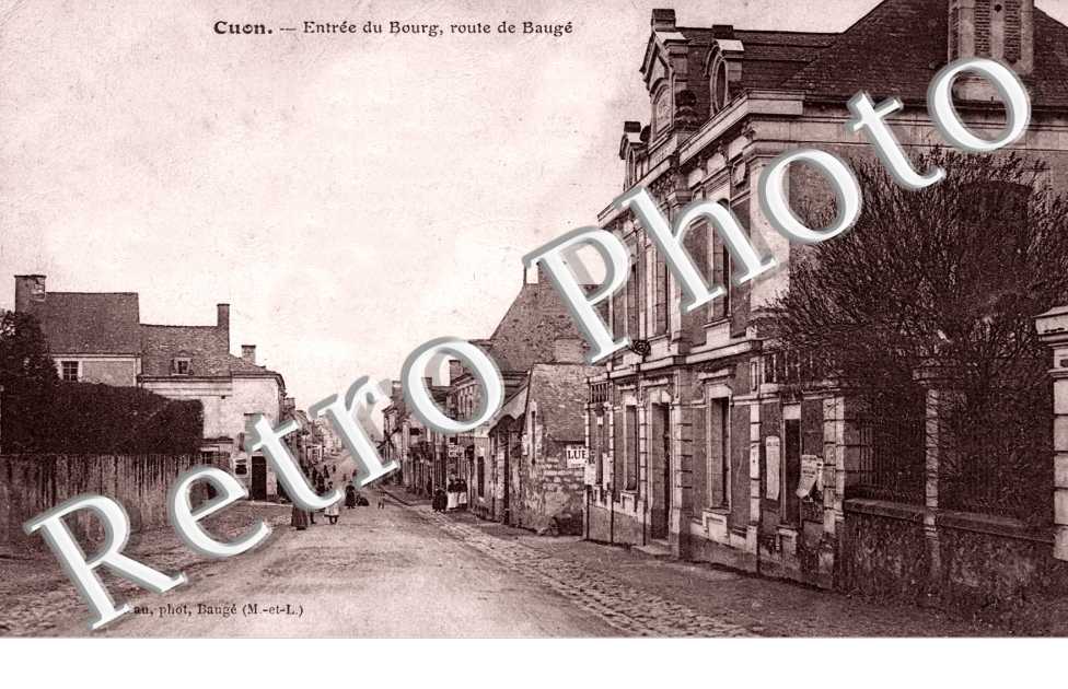 Entree du bourg, route de Bauge
