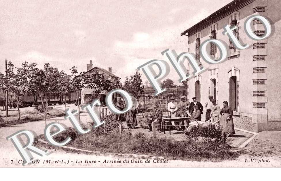 L'arrivee  du train de Cholet - la gare