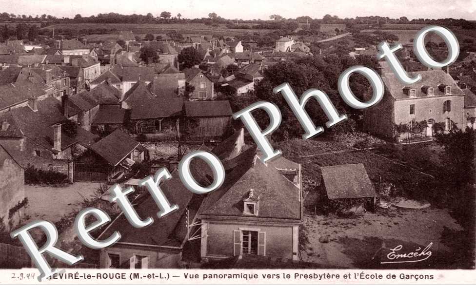 Vue panoramique vers le presbytere et l'ecole de garcons