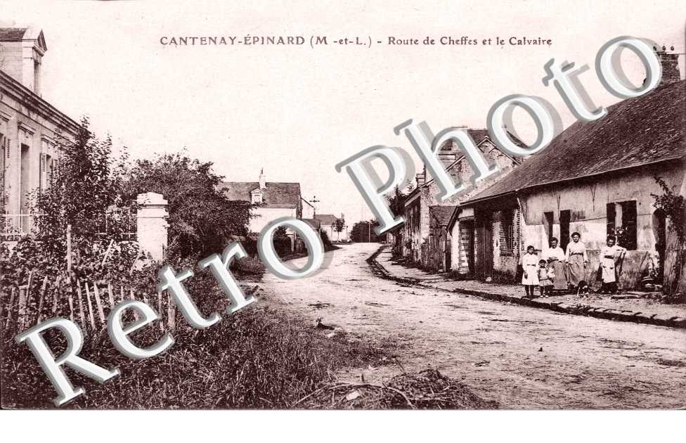 Route de Cheffes et le calvaire