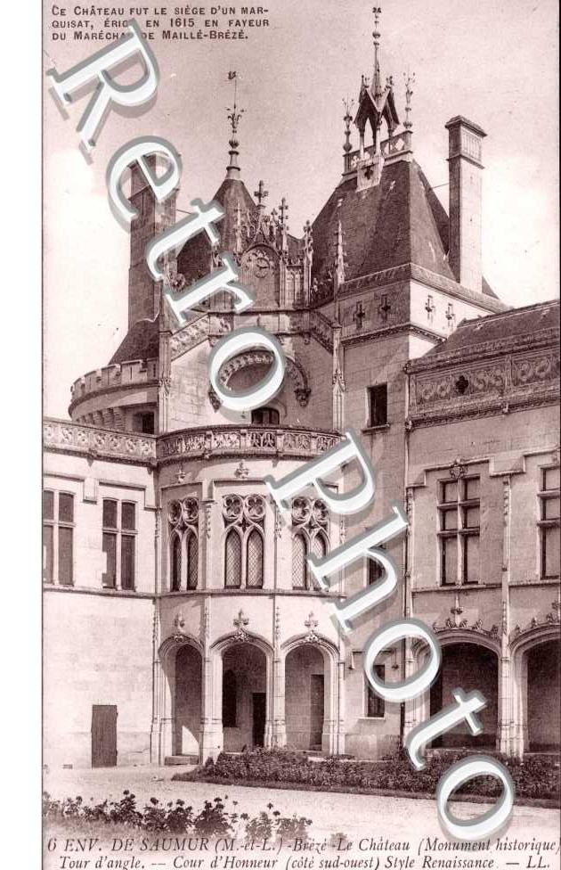 Le Chateau, Tour d'Angle et Cour d'Honneur