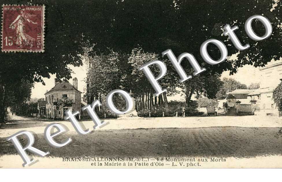Monument aux Morts et la Mairie a la Patte d'Oie