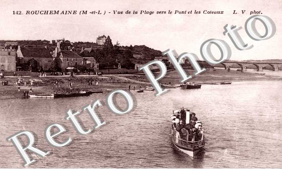 vue de la plage vers le pont et les coteaux