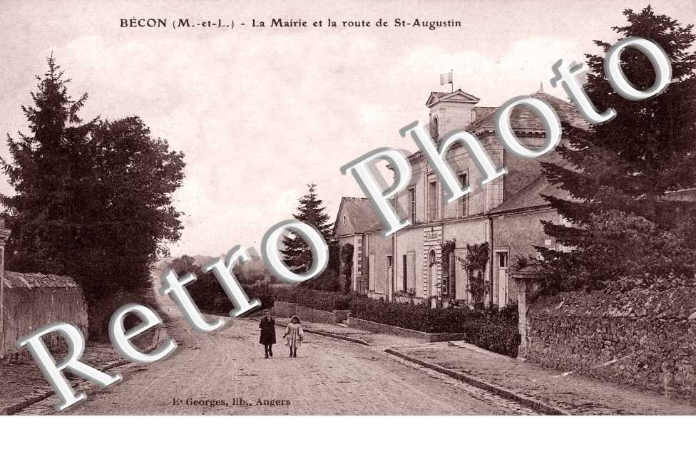La mairie et la route de Saint-Augustin