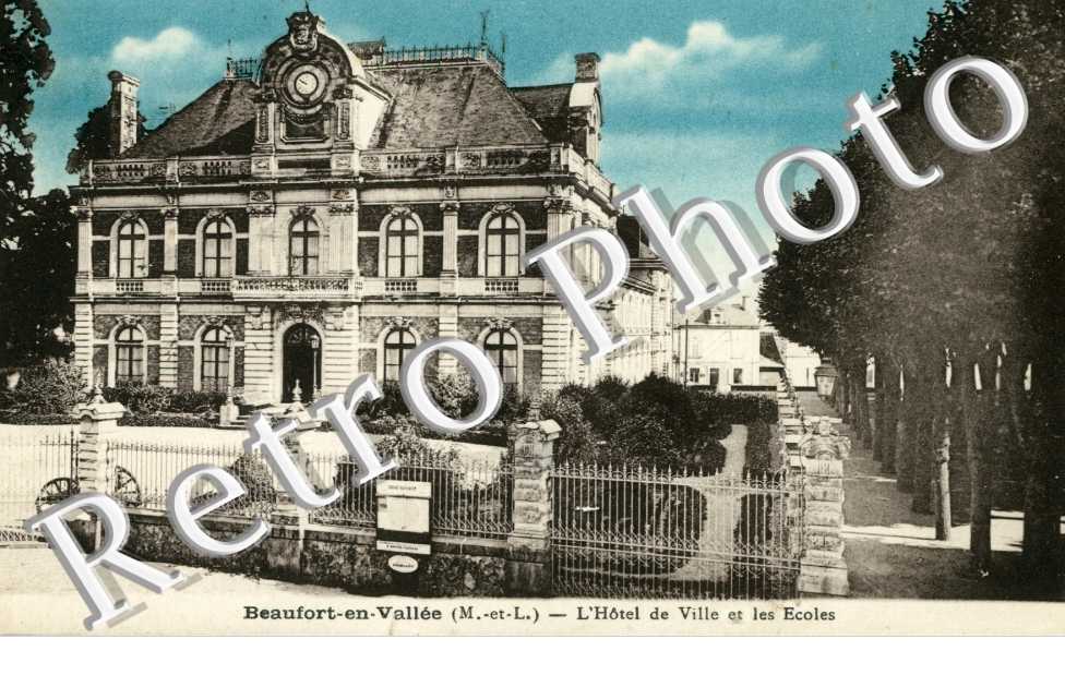 Hotel de Ville et les Ecoles