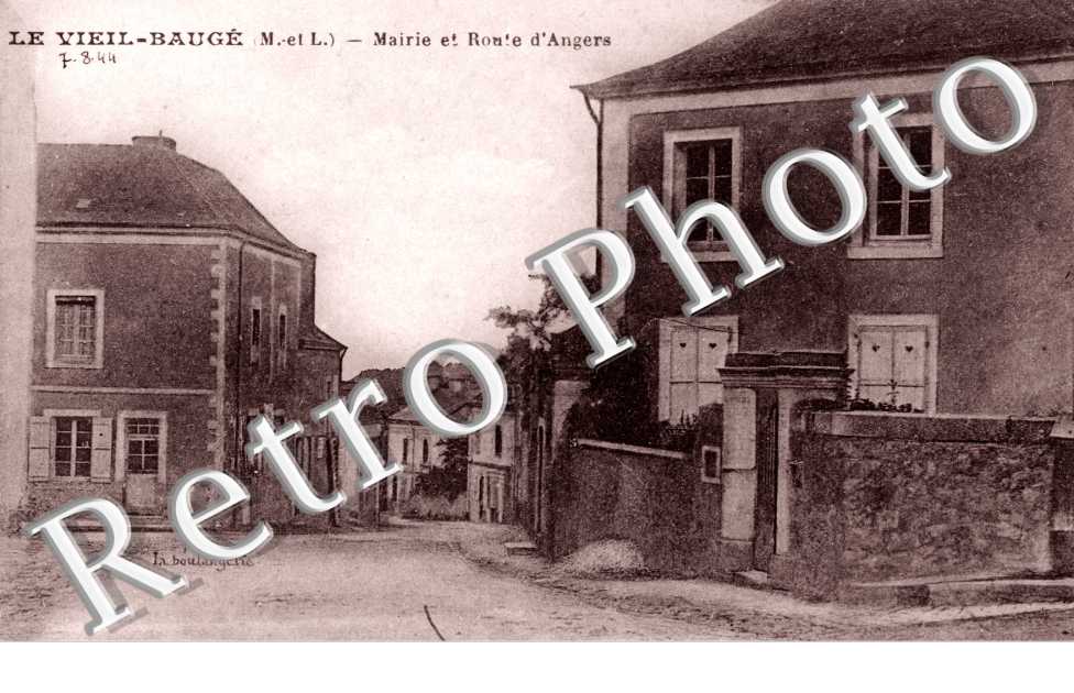 Le Vieil Bauge, Mairie et Route d'Angers