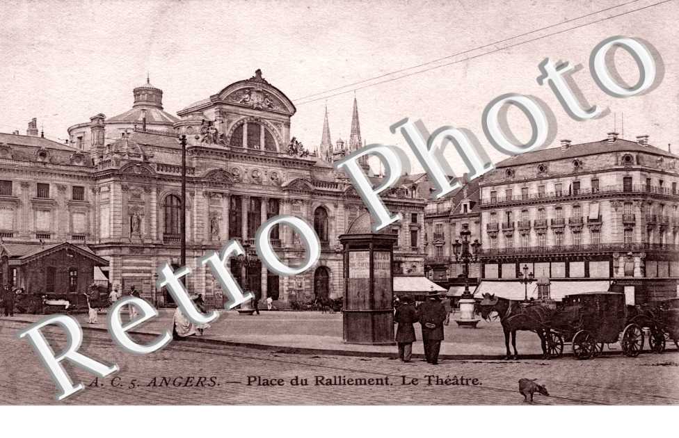 Place du Ralliement - le Theatre
