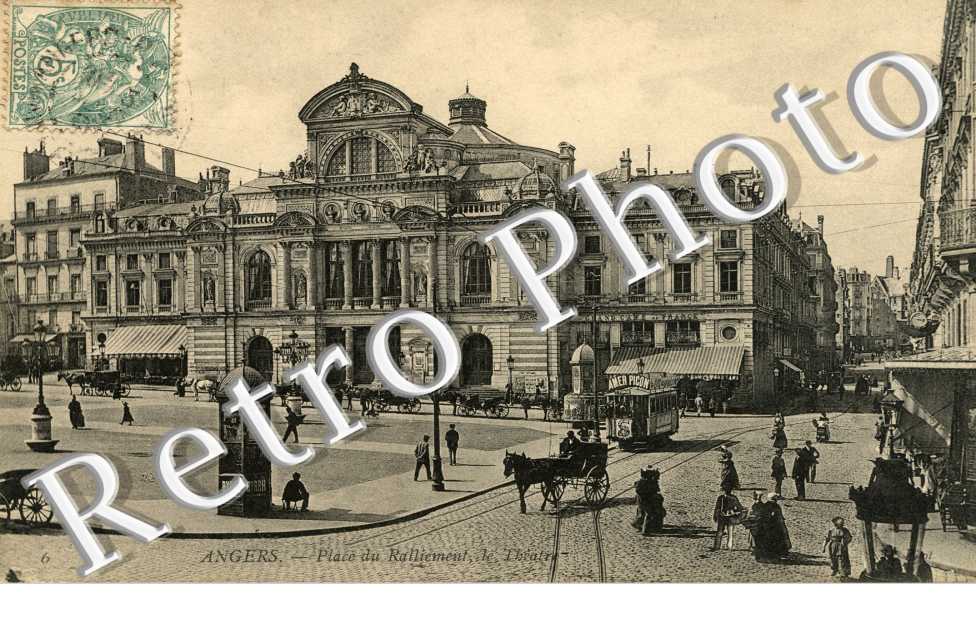 Place du Ralliement - le Theatre