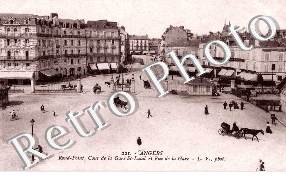 Rond Poinr cour de la gare Saint Laud et rue de la gare