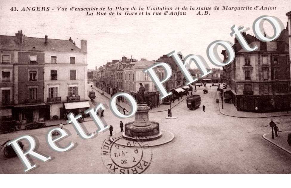 Place de la Visitation et de la Statue de Marguerite d'Anjou - La rue de la gare et la rue d'Anjou.
