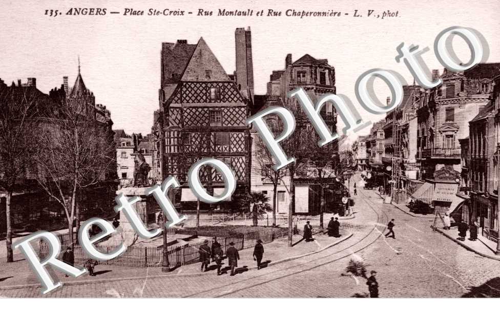 La Place Ste Croix , Rue Montault et Rue Chaperonniere