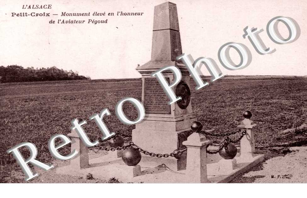 Monument eleve en l'honneur de l'aviateur Pegoud