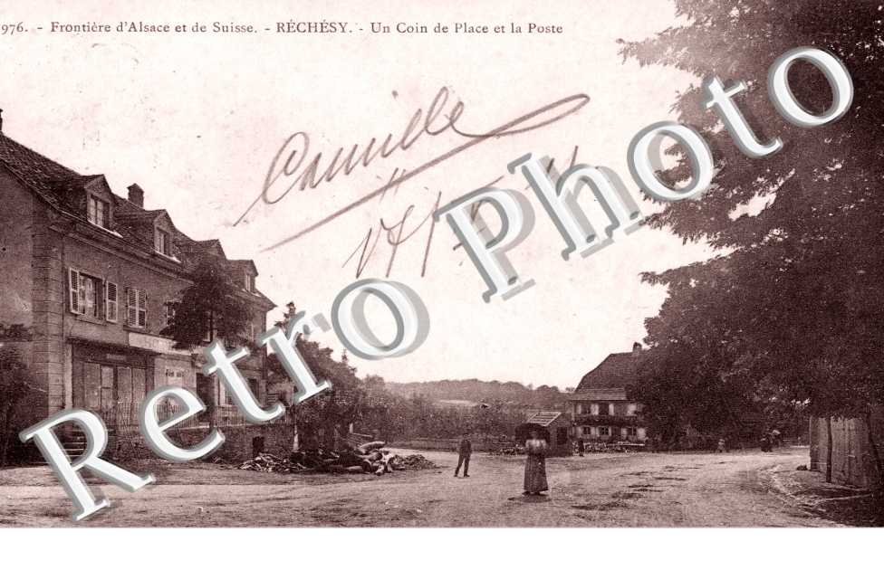Un Coin de Place et la Poste