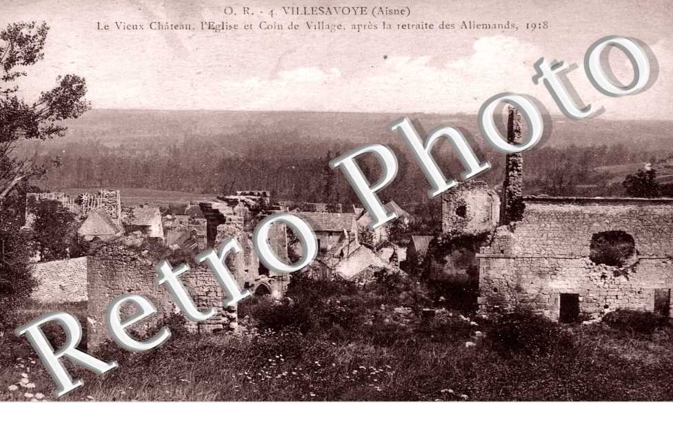 Le Vieux Chateau et l'Eglise apres le passage des Allemands