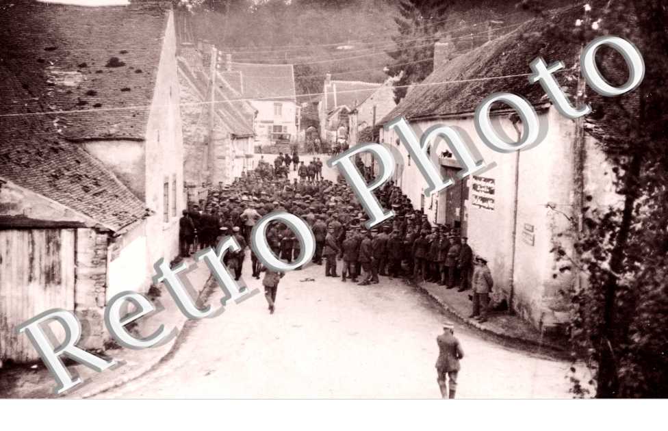 Rassemblement d'Hommes en uniformes dans les Rues